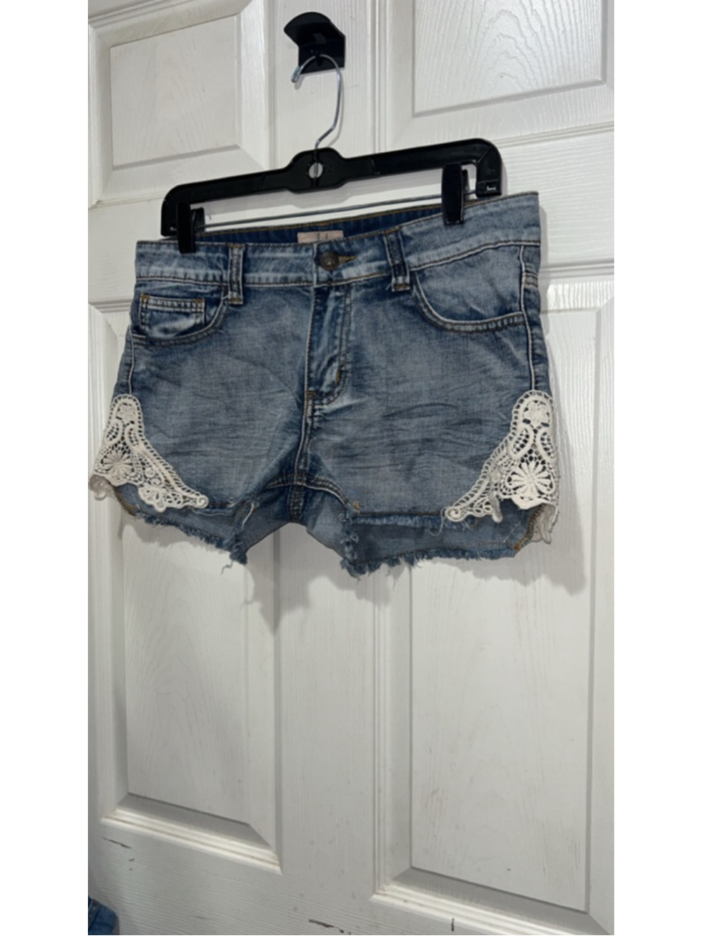 Denim shorts w lace accents s29